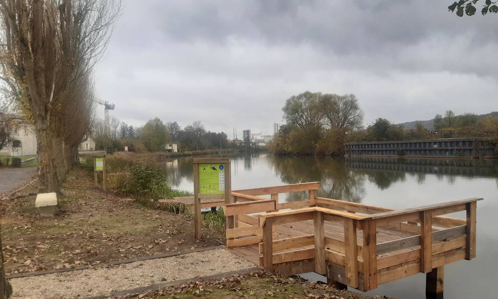Installation de pontons pêche sur la rivière Aisne